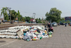 Warga Masiu Buang Sampah Pinggir Rel Kereta 