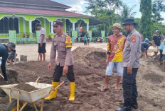 Gotong Royong Pasang Conblok Halaman Masjid 