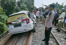 Mobil Taksi Online Maxim Ditabrak KA Babaranjang Setelah Menerobos Perlintasan, 5 Orang Selamat