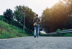 Berjalan Mundur, Rahasia Olahraga Ringan yang Bikin Tubuh Sehat dan Pikiran Segar
