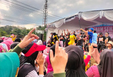 Ribuan Warga Padati Parkiran Hall Siang Malam