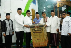 Tarawih di Masjid Sirojul Islam, Wako Serahkan Bantuan Vacuum Cleaner