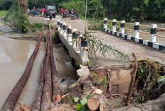 Giliran Jembatan Desa Pangkul Diterjang Longsor, Warga Desak Perbaikan: Hanya Bisa Dilalui Motor!