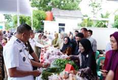Halaman Kejari Diserbu Warga Prabumulih untuk Berburu Sembako Murah