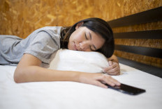 Waspada! Tidur dengan Ponsel di Samping Bantal Bisa Ganggu Tubuh