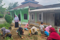 Sambut Bulan Suci, Majelis Taklim Al Hikmah Desa Sinar Rambang Gotong Royong Bersihkan Masjid