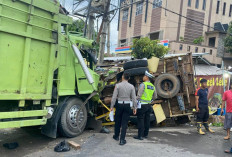 Diduga Sopir Mengantuk, Truk Fuso Hantam Truk Muatan Sayur di Jalan Raya Baturaja - Prabumulih