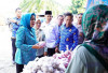 Sembako Dijual Hanya Rp75 Ribu, Warga Tanjung Telang Prabumulih Antusias Serbu Pasar Murah
