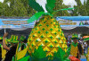 Miniatur Nanas Raksasa Warnai Karnaval HUT Kota Prabumulih