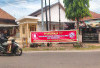 Pasang Spanduk Larangan Melintas - Sindiran