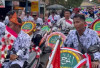Semangat Para Guru Kehujanan Saat Karnaval, Gambaran Perjuangan Mengajar Tak Pernah Menyerah