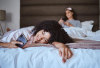 Bangun Tidur Langsung Main HP? Ini Dampaknya bagi Tubuh