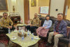 Setengah Dibuka