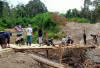Demi Lancarkan Akses Bertani Warga, Pemdes Pangkul Bangun Jembatan Penghubung di Sungai Batang Hari Bunut