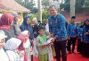 Siswa SDN 50 Semangat Terima Seragam Baru dari Wakil Wali Kota Prabumulih 