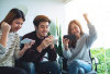 5 Alasan Main HP Terlalu Lama Bisa Bikin Mata Minus