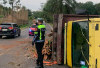 Truk Bermuatan Kayu Terguling di Prabumulih, Warga Panik Saat Truk Lain Nyaris Menabrak