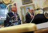 Tim Cook Beri Plakat Emas 24 Karat untuk Donald Trump di Gedung Putih