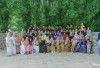 Siswa RA Al Munawarah Ambil Foto Kenangan Alumni di Taman Kota Prabujaya