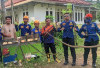 Sigap dan Aman, Tim Damkar Prabumulih Evakuasi Ular Kobra di Rumah Warga