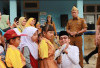 Ratu Dewa-Prima Salam Tunaikan Janji Bagikan Seragam Sekolah Gratis