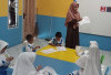 Asah Motorik Sejak Dini, Siswa TK IT Shoutul Quran Antusias Belajar Meronce