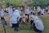 Peringati Hari Lingkungan Hidup,Tanam Rumput di Halaman Sekolah