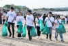 Dukung Gerakan Indonesia ASRI, BRI Peduli Ajak Masyarakat Bersih-bersih Pantai untuk Lingkungan Berkelanjutan 